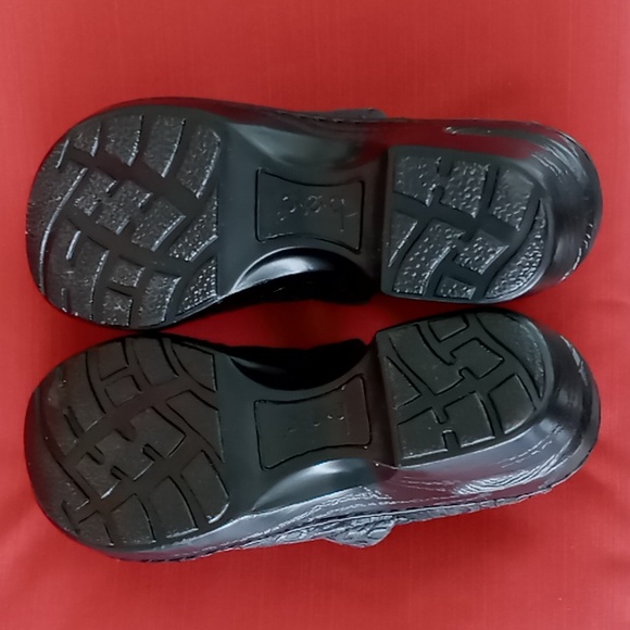 BOC Born Concept  Women's Peggy Charcoal Gray Clog Embossed Detail Size 6/ 36.5 - Picture 8 of 9